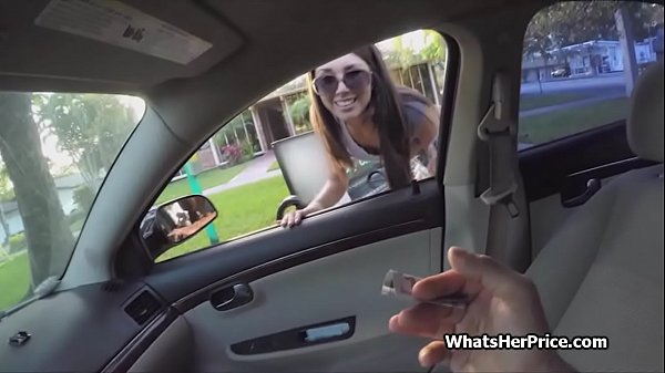 Die öffentliche Abholung endet mit einem Schwanzritt am Pool