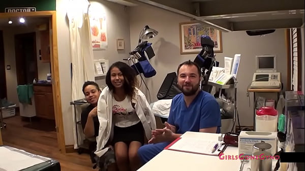 La splendida ragazza teenager si diverte in una scena lesbica