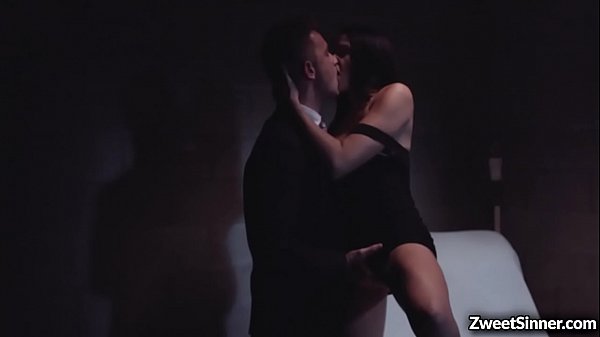 性感的青少年女孩在青少年中享受自己