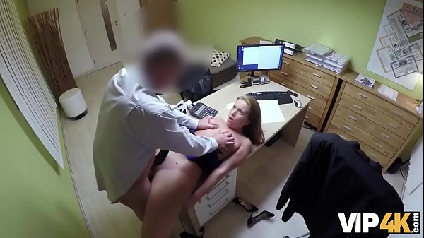 VIP4K. La studentessa dà la sua figa allo sconosciuto per i soldi necessari