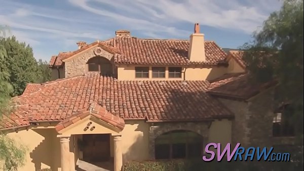 Pose impertinenti della ragazza