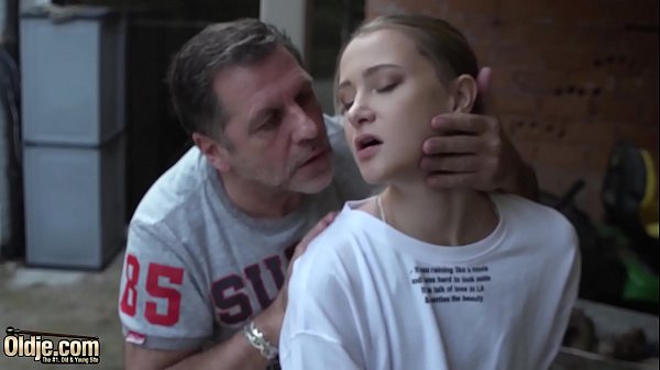 Der Typ fickt die süße Teenie-Muschi hart durch und fingert sie beim Sex