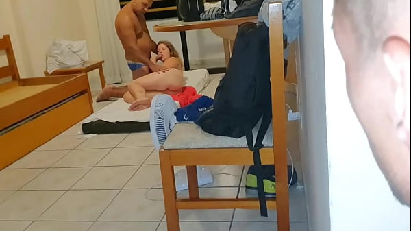 Melissa Alecxander scopa con Leo Ogro nel salotto di casa, vengono colti sul fatto dal giovane invitato a partecipare