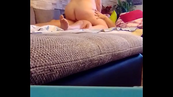 Atemberaubendes junges Mädchen neckt