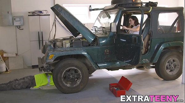 Hübsches junges Mädchen gibt an