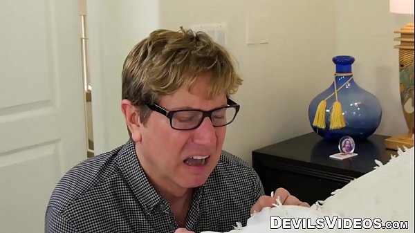 Incredibile ragazza teenager si diverte con una sborrata