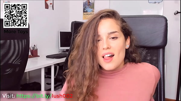 小指女孩玩玩具并获得高潮。