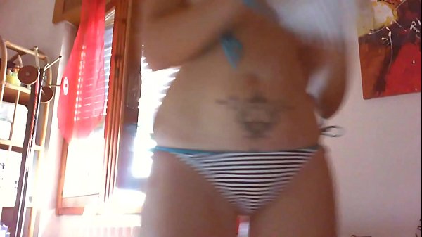 La tua bellissima mamma abbronzata ti mette il suo grosso culo in faccia e squirta come una troia