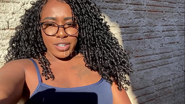 JOI- Joven negra corriéndose deliciosamente mientras masturba su cremoso coño en la granja. BRUB