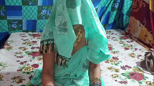 El suegro llamó a la nuera a la habitación y la nuera permaneció sosteniendo el pene en clara voz hindi.