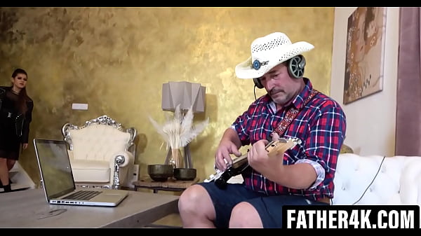 Trước buổi biểu diễn nhạc rock, bạn trai của Serina quyết định đi tắm. Nhưng sự chờ đợi đột nhiên biến thành một cuộc làm tình bất ngờ với một ngôi sao nhạc rock thực thụ, cha dượng của bạn trai.