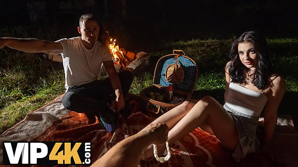 HUNT4K. Sexy dünne Brünette kümmert sich nicht um ihren Freund und gibt einem Fremden einen schlampigen Blowjob