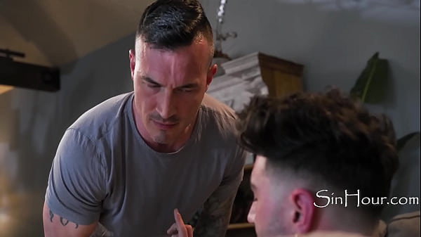 Anh chàng bị bịt mắt tưởng bạn gái đánh mình nhưng chính đồng nghiệp đồng tính của anh ta mới là người ghi lại tất cả trên máy ảnh