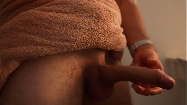 Chico sexy divirtiéndose solo en una habitación de hotel