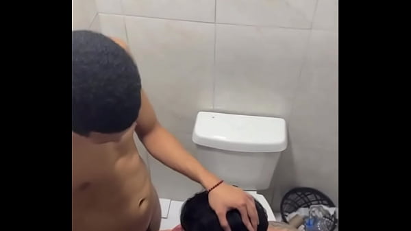Sorpresa mentre allattava un uomo etero dotato nel bagno del club.
