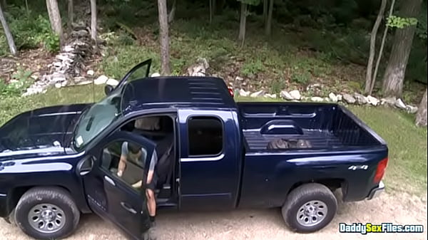 DaddysexFiles: Conner Habib kniet nieder und lutscht den venen Schwanz seines Stiefvaters Allen Silver