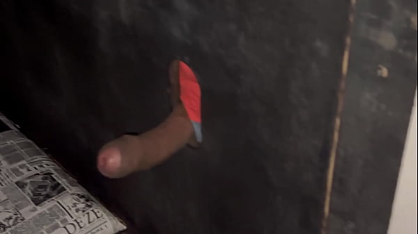 Ho strofinato il culo sul cazzo del ragazzo nero e lui mi è venuto in mano nella buca della porta dell'altalena