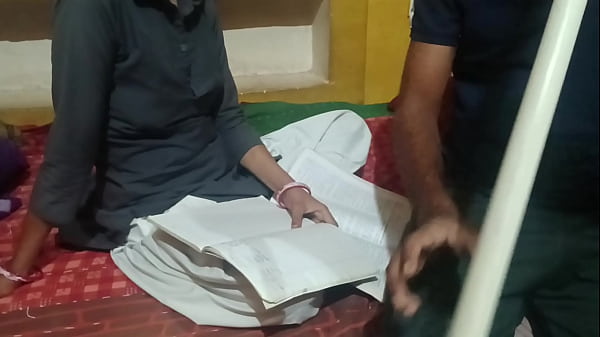 L'adorabile ragazza teenager si diverte con le tette grandi