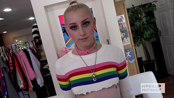 A buceta de Melody Parker e rsquo_s jorra forte enquanto Bryan Gozzling bate em sua boceta!