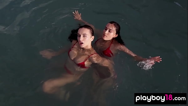 Las jóvenes lesbianas ucranianas gloria sol y sofi ka posan desnudas junto a la piscina