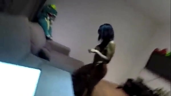 la moglie del mio amico ha aspettato che se ne andasse per rimbalzare sul suo cazzo