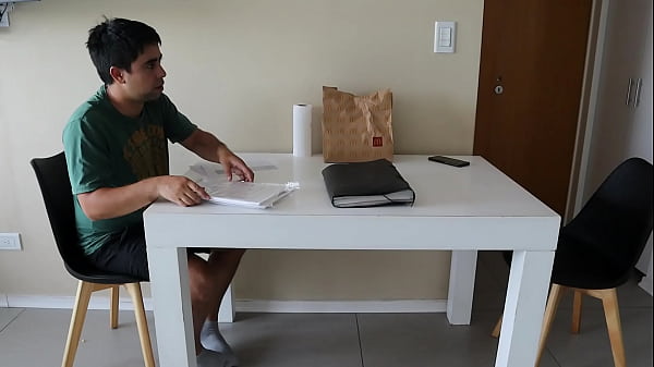 Une ado latina sexy s'amuse