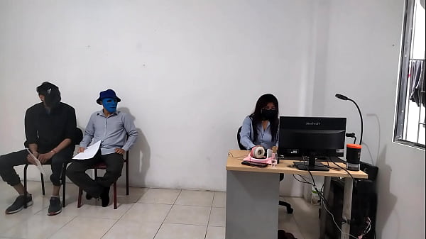 Executiva SEXY fode seu novo funcionário - ela dá na bunda dele