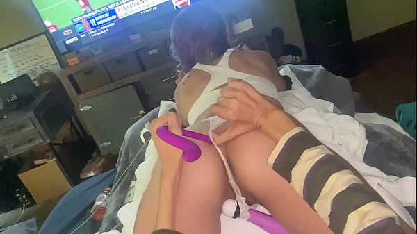 Bella ragazza consigliera bruna timida e dal culo caldo che mi lascia giocare con i giocattoli e le chiede in silenzio se può rotolarsi dopo che la sua piccola figa e i buchi del culo stretto hanno il dildo più grande di sempre! ma deve dirmi se sta per tocum.. qualcosa nel culo per calmarla d