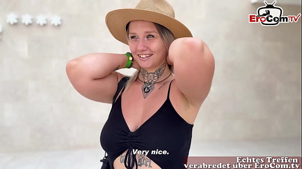 Wunderschönes Teenie-Mädchen tritt im Teenageralter auf