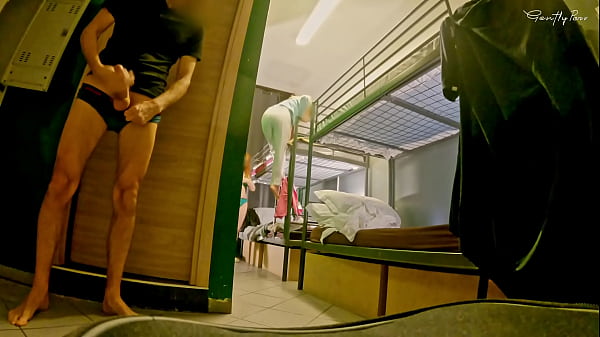 HOSTEL GEMISCHTES ZIMMER: zwei Schlampen, ein Zimmer, viel Sperma