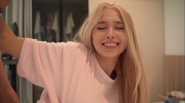 Guarda il video di una teenager bionda selvaggia