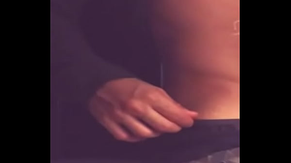 La festa pazzesca finisce e dopo la festa il ragazzo della mia migliore amica mi scopa