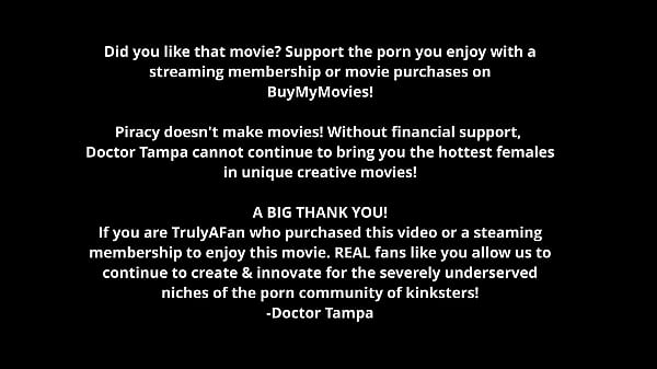 Sinnliches junges Mädchen hat Spaß