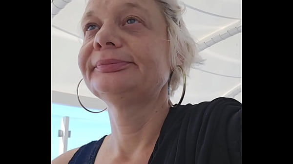 Cerco uno sconosciuto durante la mia crociera per scoparmi la figa e...