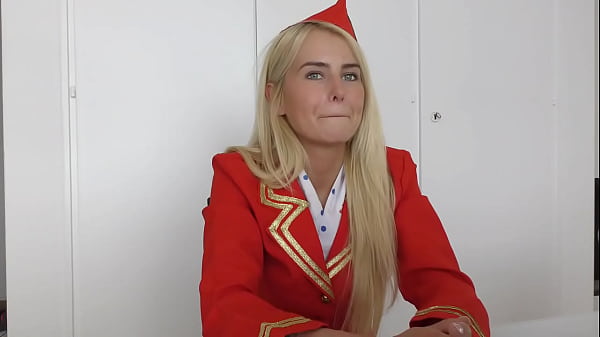 Heißes Teenie-Girl vergnügt sich beim Interracial