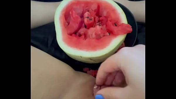 WASSERMELONE VERVIELFACHT HAUSGEMACHTE WEIBLICHE ORGASMEN – VOLLSTÄNDIGES ARABISCHES LANGES PORNO-VIDEO 2025 – BESTER SAUDIISCHER AMATEUR – ARABISCHER SCHNEEWEIßER KINKY MASTURBATION – EXTREMER FOOD-FETISCH – FRÜCHTE IN TEENGER ENGER PUSSY – MÄDCHEN – LOS ANGELES – USA