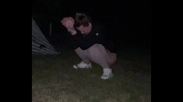 Esibizionismo e provocazione all'aperto con la figa bagnata, un grosso cazzo e un falò