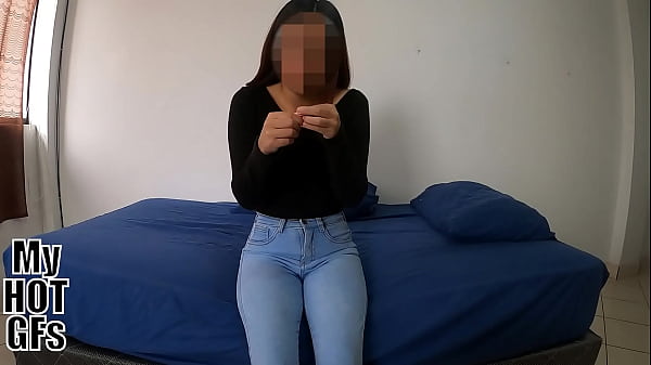 Chica joven sexy se burla