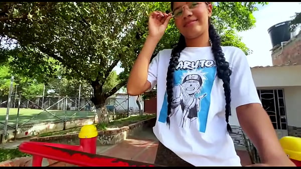 Training einer seltsamen Fitness-Brünette mit perfektem Körper. Porno auf Spanisch