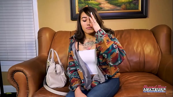 ¡La sexy morena tatuada Rihanna Consolador se folla el coño y le hace una garganta profunda a una polla!