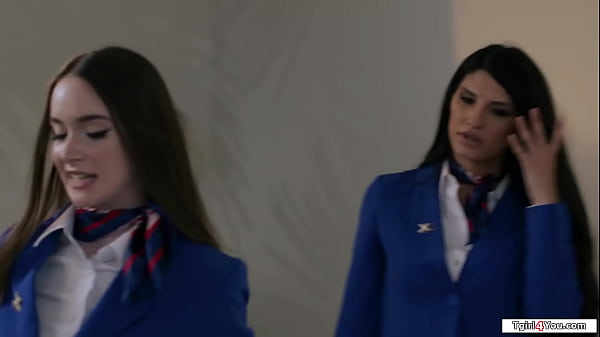 La trans Zariah Aura scopa la figa pelosa della collega Hazel Moores