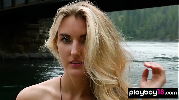 La músico canadiense rubia desnuda Anna Katarina tocando su guitarra al aire libre