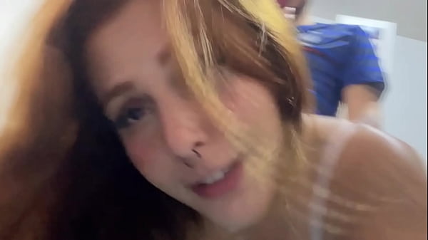 Adolescente fofo e gostoso se diverte - boquete