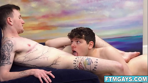 ¡Bienvenido al paraíso de los hoyos extra! ¡El chico FTM Jaxson Cole follado por Ethan Tate! ¡Jaxson se retuerce y gime de placer mientras le taladran el coño de su chico!