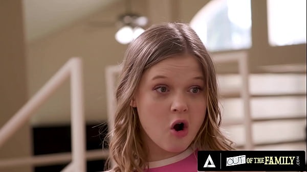 FUORI DALLA FAMIGLIA - La giovane Coco Lovelock schizza mentre viene scopata duramente dal fratellastro