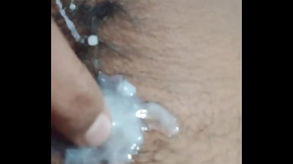 Adorabile ragazza teenager si esibisce in un ambiente amatoriale