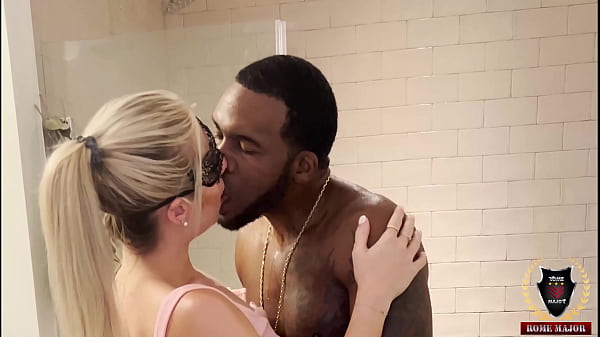 A líder de torcida sedutora Kait leva uma surra no chuveiro por Rome Major!