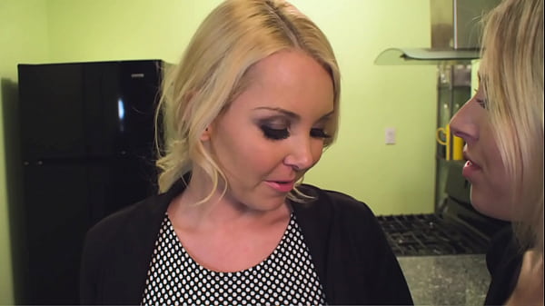 Sadie wirft ihren Umschnalldildo über und fickt Dylan gegen die Wand, während die lesbischen Liebhaber heftig abspritzen