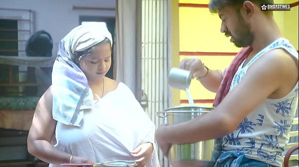 Desi indio lechero se folla a Bhabhi ji después de ver sus enormes tetas lechosas (audio hindi)