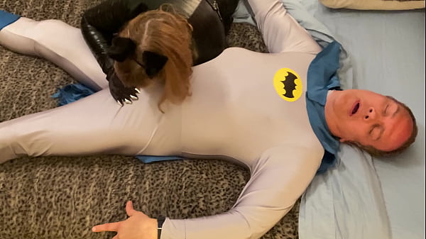 Nonna Catwoman fa una gola profonda al cazzo di Batman